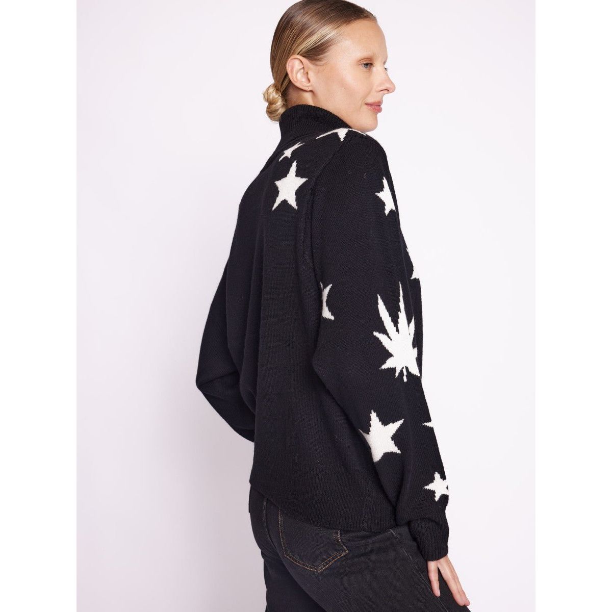 Load image into Gallery viewer, Black Stars and Hemp leave sweater - Babette

